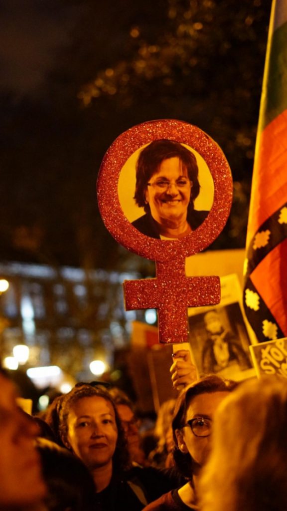 No Dia Internacional da Mulher, Maria da Penha é homenageada em manifestação em Madri